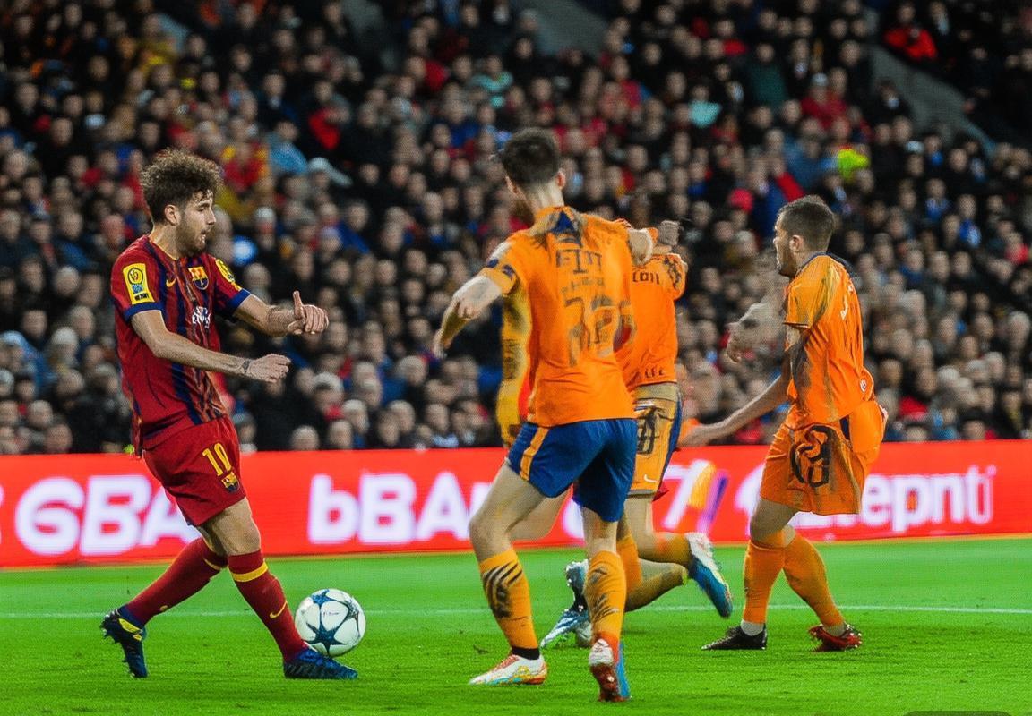 西甲经典对决：巴塞罗那vs马拉加，控球反击与巨星对决(图1)